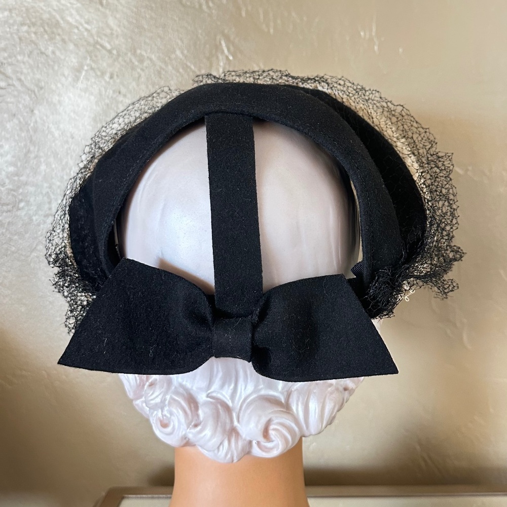 CLASSY 1940s' BLACK FELT HAT + OPEN CROWN AT BACK, LARGE BOW, WHITE TRIM & VEIL - Picture 5 of 13